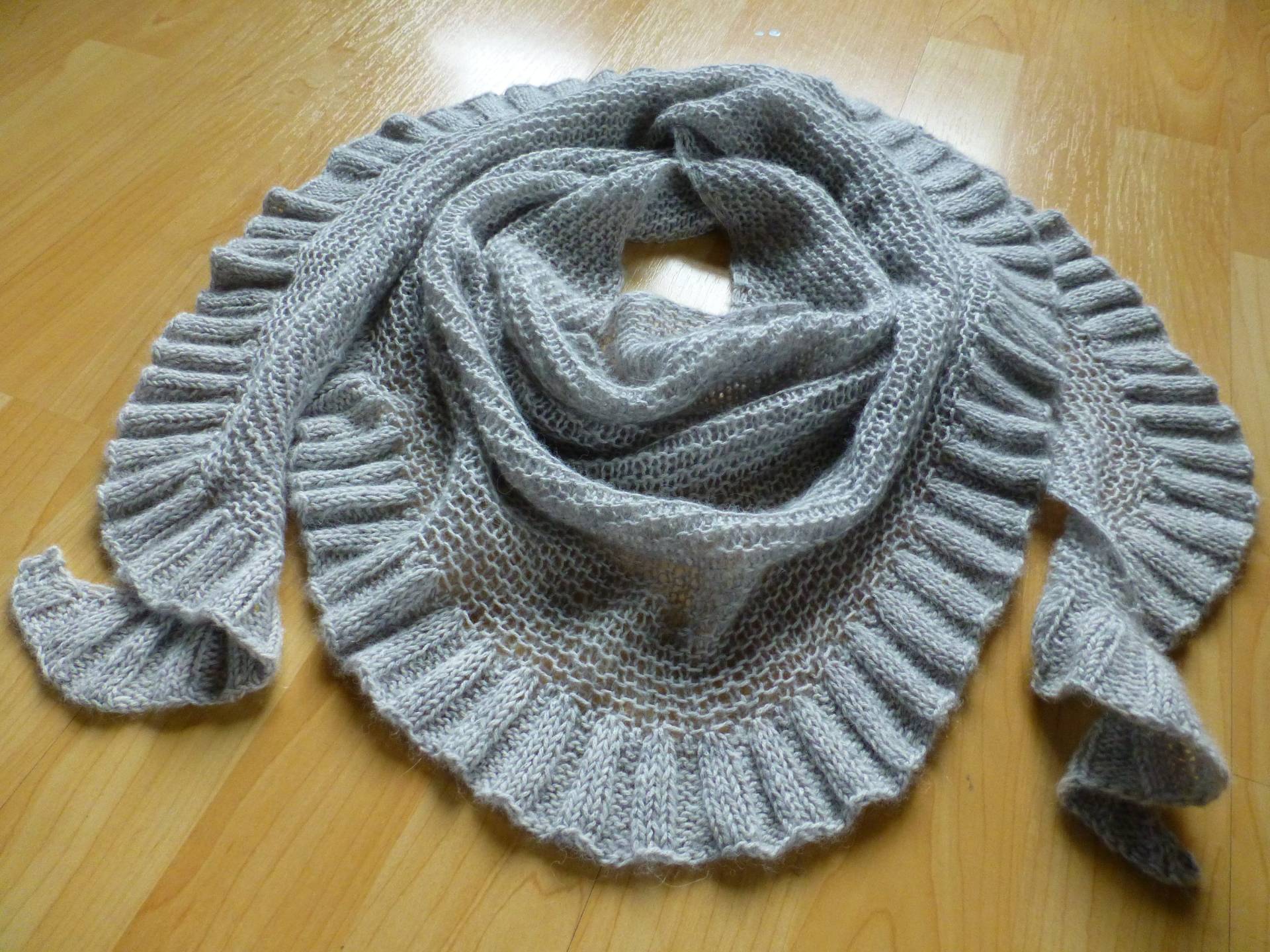 Tuch Schal Shawl Umschlagtuch Trachtentuch Mit Rüsche Tuch Schal Shawl Umschlagtuch Trachtentuch Mit Rüsche von HundertSachenMachen