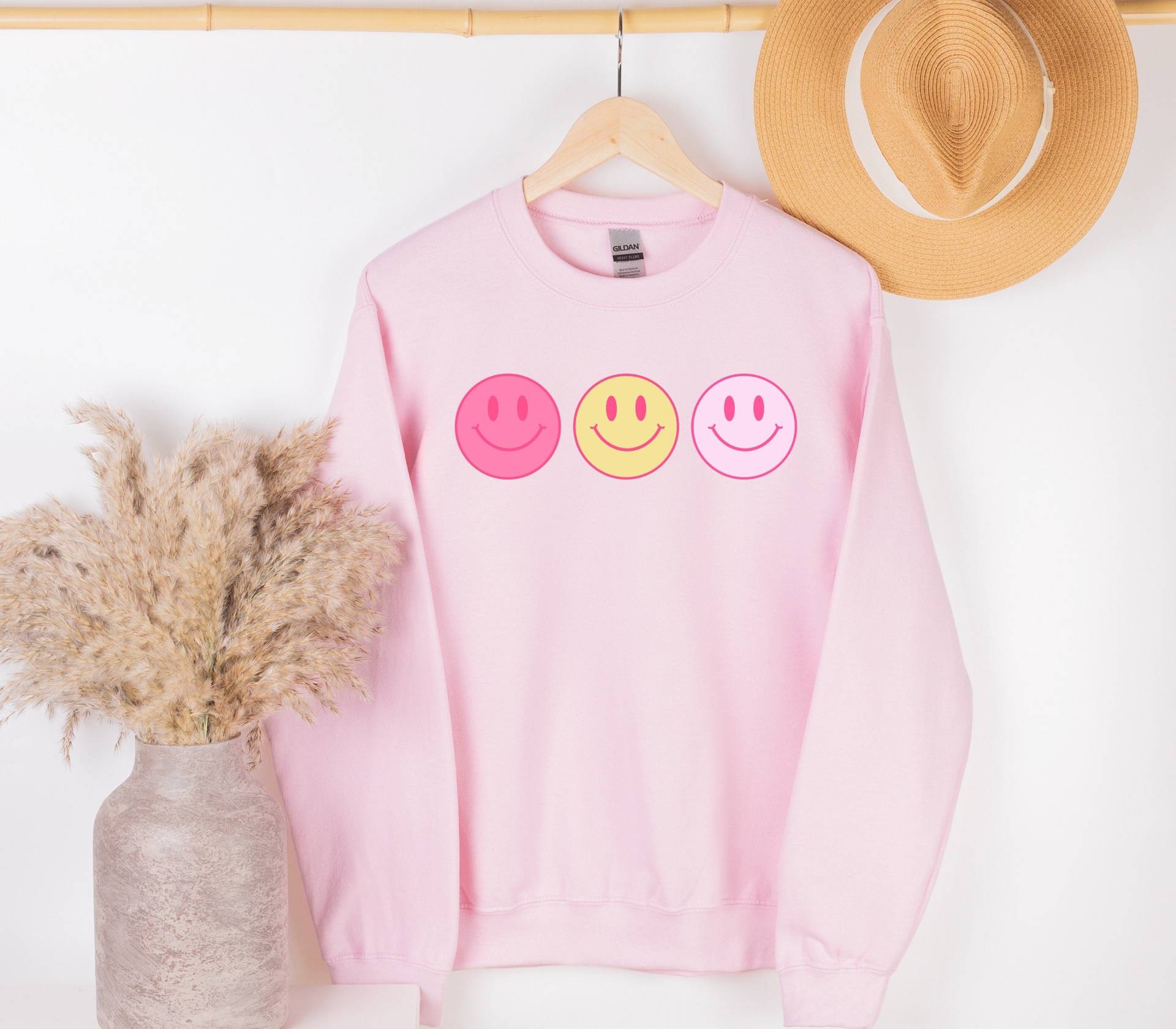 Glückliches Gesicht Hot Pink, Gelb, Rosa Smiley Sweatshirt, Weihnachtsgeschenk Für Mädchen, Pullover Crewneck Weihnachten Sweatshirt von HundredthandSecond