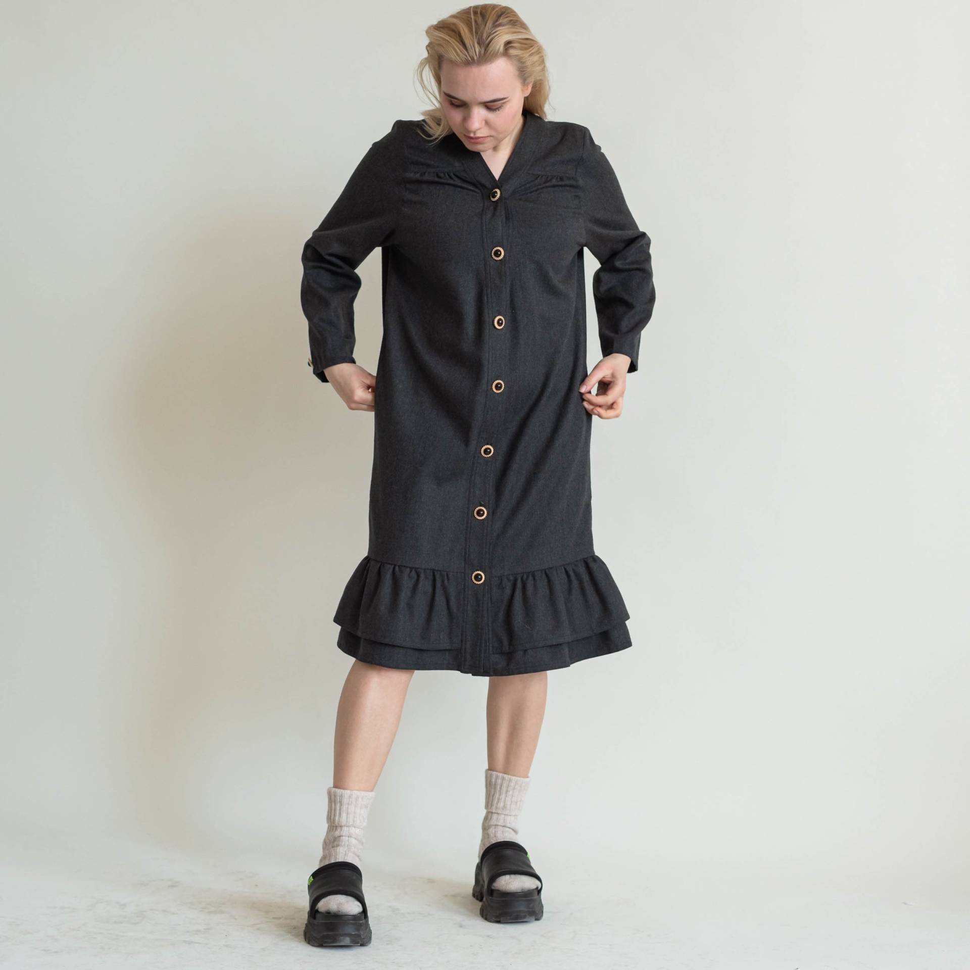 Vintage 60Er Button Up Bell Form Midi Kleid in Schwarzer Wolle von HungerVintage