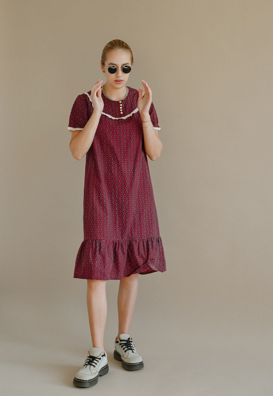 Vintage Frill Hem Abstrakter Print Midi Kleid in Burgund S von HungerVintage