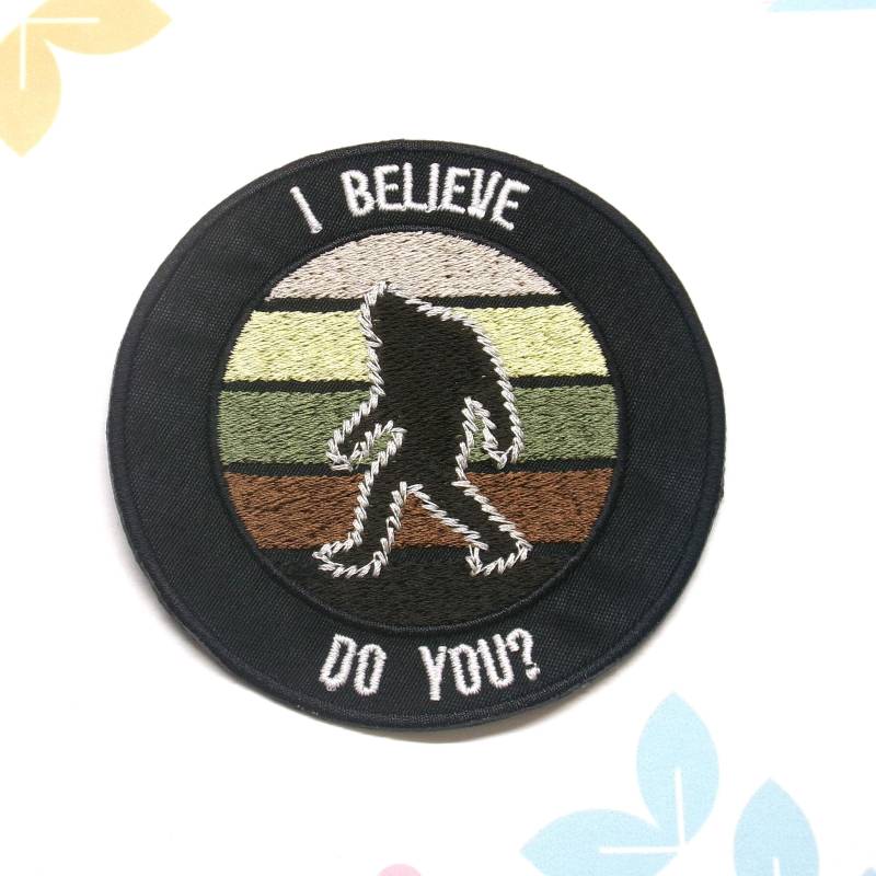Custom Name Patch "Ihr Text" Big Foot Gesticktes Aufbügeln Applikation Für Kleidung, Cryptid Patch, Sasquatch Folklore Mythen von HungryBearDesigns