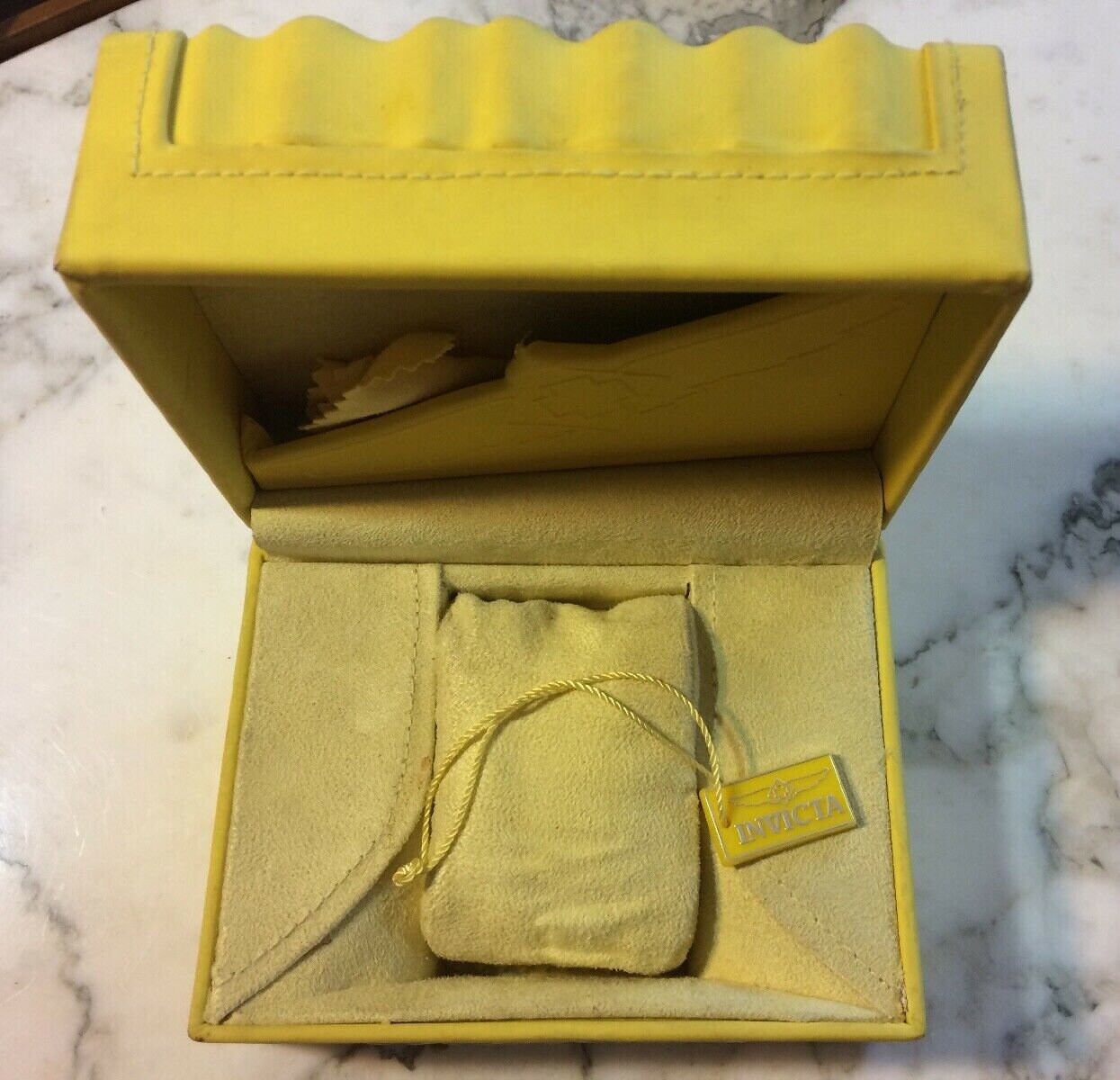 Große Gelb Curved Invicta Uhrenbox Box Große Gelb Curved Invicta Uhrenbox Box von Hungrypeddler