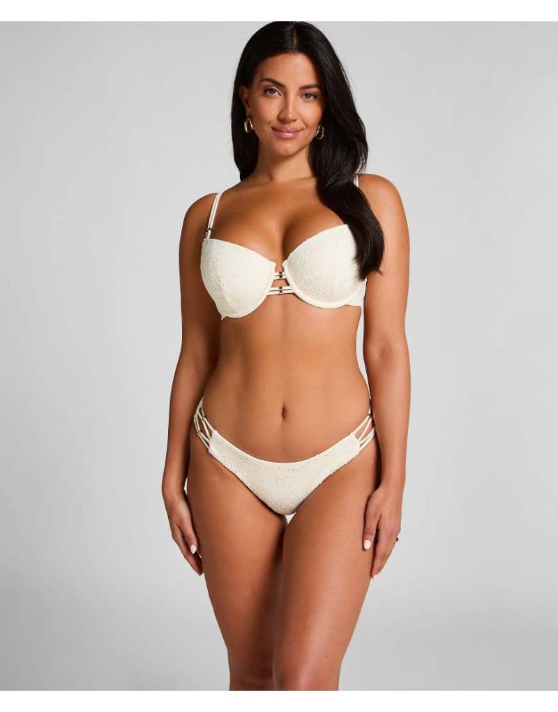 Hunkemöller - Rio - Häkel-Bikinihose in Weiß von Hunkemoller