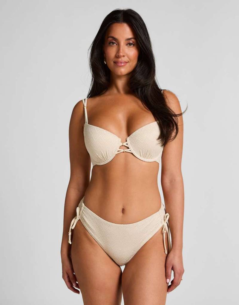 Hunkemöller - Rio - Häkel-Bikinihose in Weiß Hunkemöller - Rio - Häkel-Bikinihose in Weiß von Hunkemoller