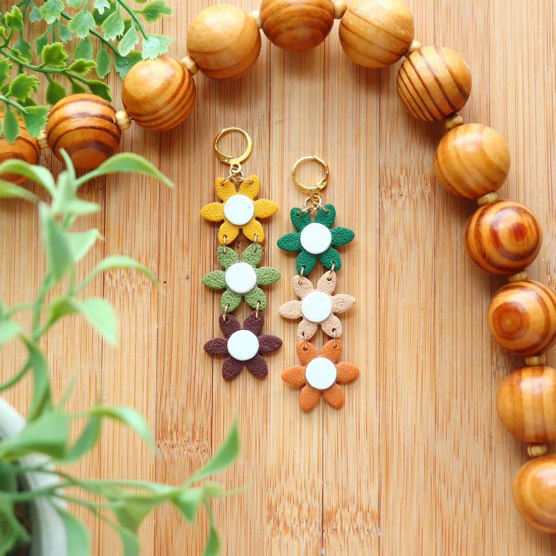 70Er Jahre Bunte Blumenohrringe 70Er Jahre Bunte Blumenohrringe von Hunnyhayart