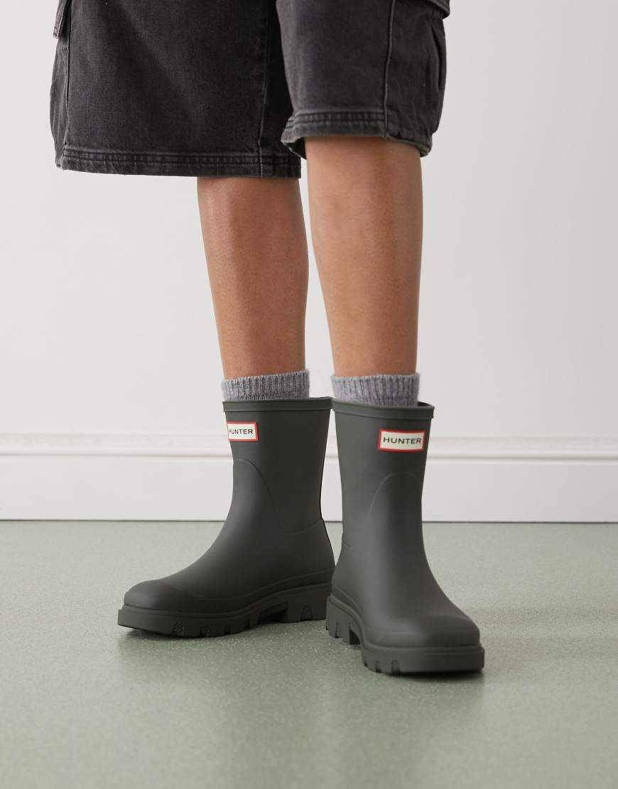 Hunter - Downpour - Gummistiefel in dunklem Olivgrün mit kurzem Schaft von Hunter