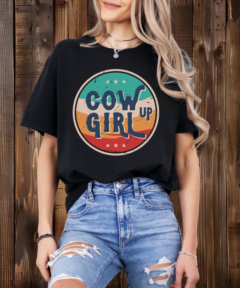 Cowgirl Up T-Shirt | Cowgirls Pferdemädchen Shirt Pferdeliebhaber Equestrian Western Wild Rodeo Yeehaw Howdy von HunterHorsesHounds