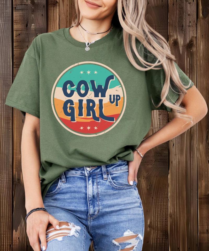 Cowgirl Up T-Shirt | Cowgirls Pferdemädchen Shirt Pferdeliebhaber Equestrian Western Wild Rodeo Yeehaw Howdy von HunterHorsesHounds