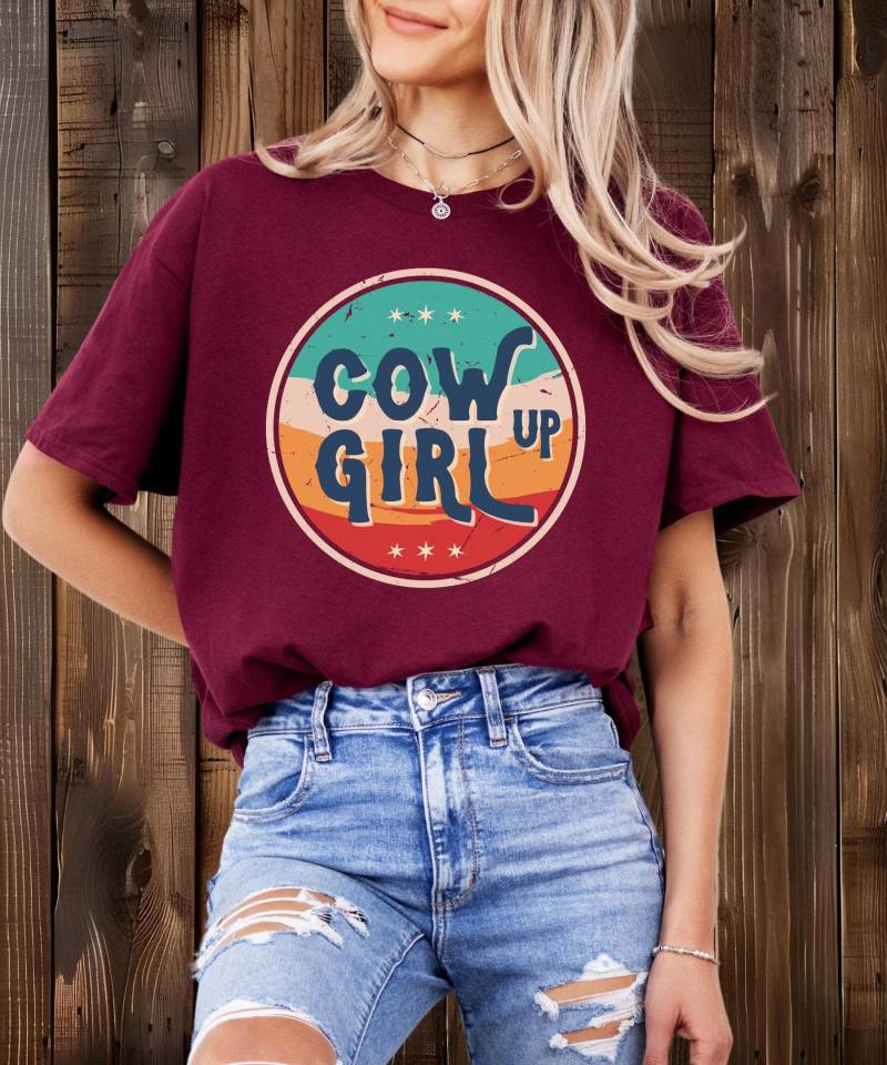 Cowgirl Up T-Shirt | Cowgirls Pferdemädchen Shirt Pferdeliebhaber Equestrian Western Wild Rodeo Yeehaw Howdy von HunterHorsesHounds