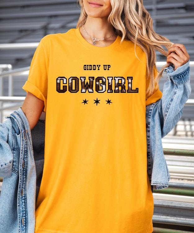 Giddy Up Cowgirl T-Shirt | Cowgirls Pferdemädchen Shirt Cowhide Equestrian Western Wild Rodeo Yeehaw Howdy von HunterHorsesHounds
