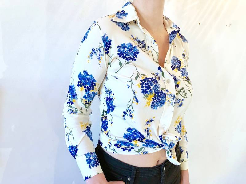 1970Er Jahre Bluse Aus Polyester, Weiß Mit Blumendruck, Durchgeknöpft von HunterHunted