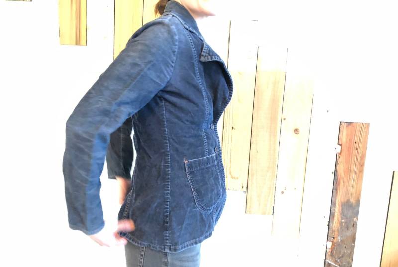 Dunkle Marine Blau Zwei-Knopf Corduroy Blazer Mit Doppel-Flügelspitze Kragen Und Zwei Fronttaschen, Armband-Länge Ärmel von HunterHunted