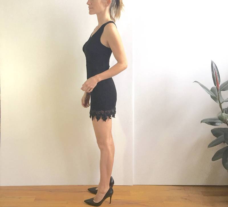 Gefüttert Stricken Schwarz Mini Mit Ösen Spitze Detail Am Saum von HunterHunted