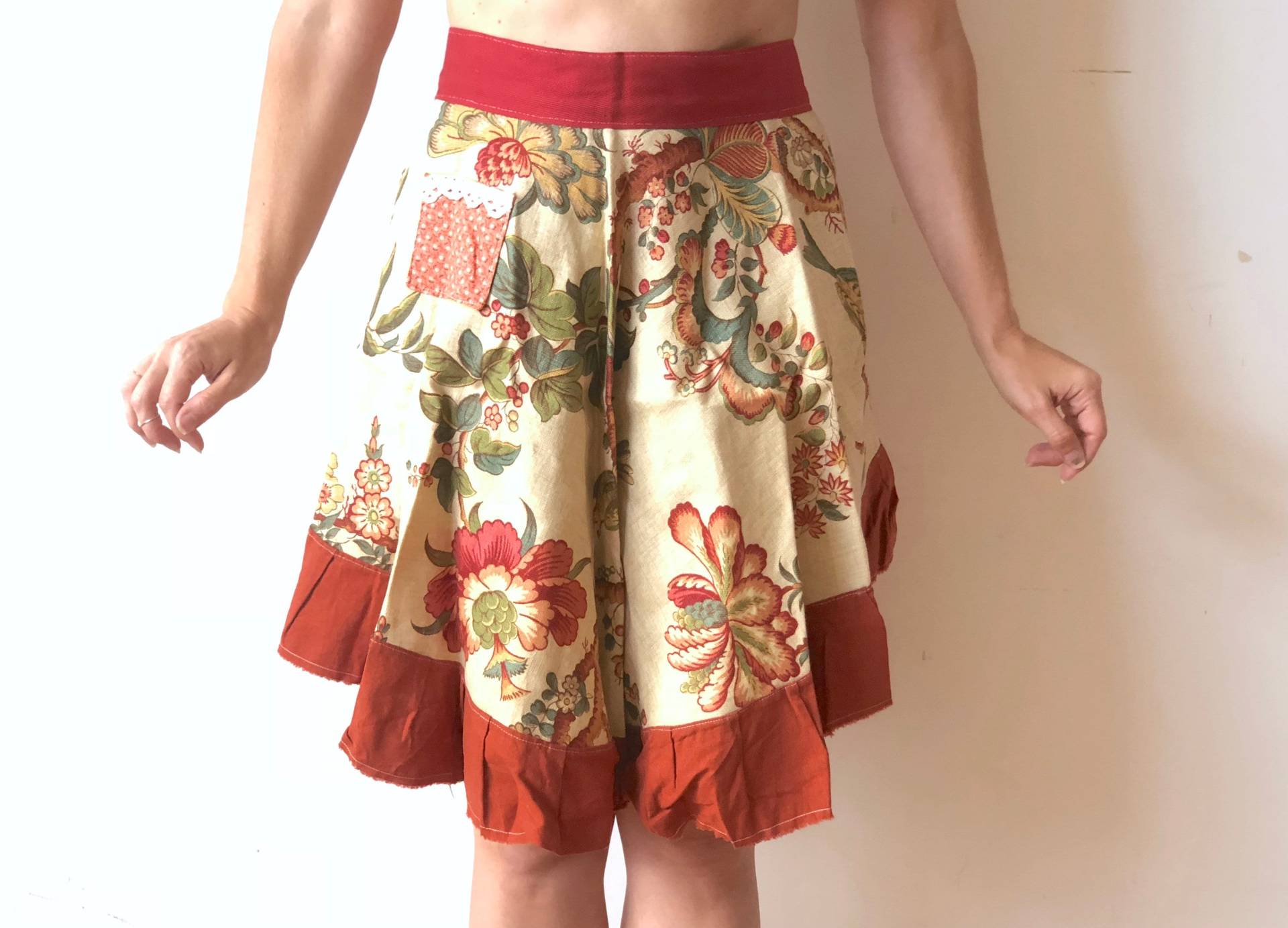 Handgemachte Leinen Schürze W/Aufwendigfloral Paisley Print, Kontrast Rot Saum Und Spitze Stofftasche von HunterHunted