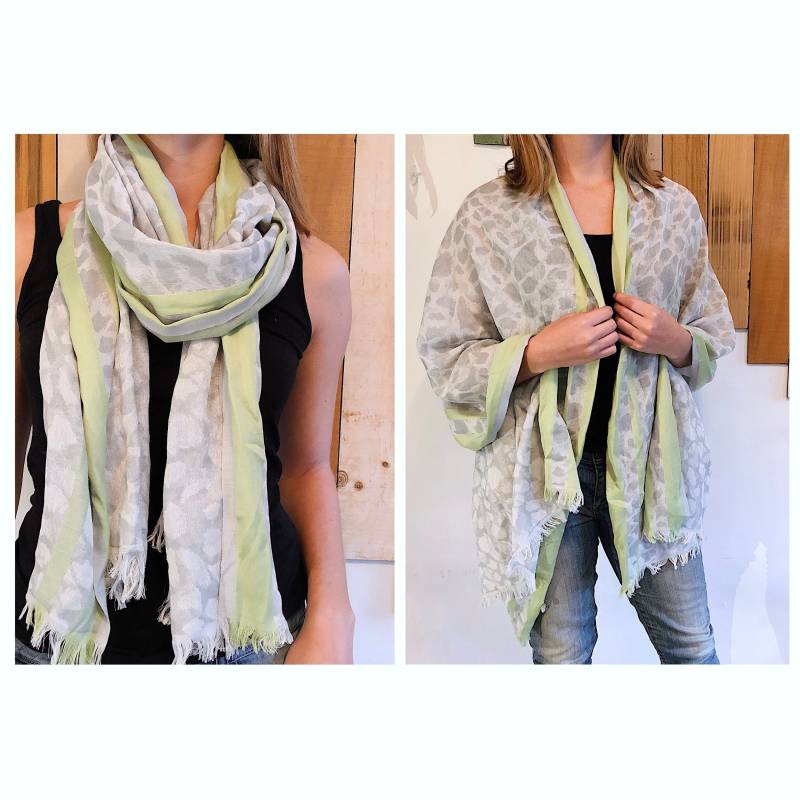 Mileen Grau & Weiß Faux Tier Druck Weiche Stricken Schal Mit Hellen Grünen Edging Und Leichte Fransen, Vintage Calvin Klein von HunterHunted