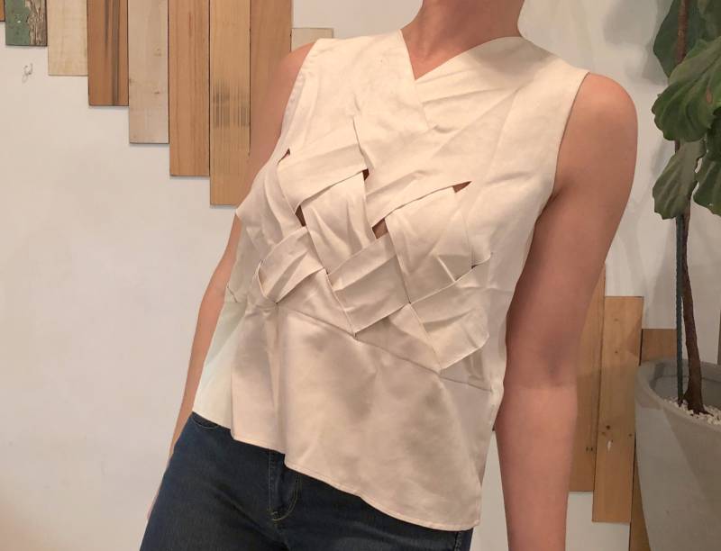 Nyah Dünne Leichte Wildleder Korb Geflecht Gewebt Beige-Weiß Ärmellose Bluse von HunterHunted