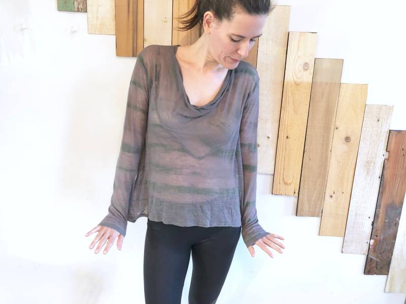 Schiere Grau-Lila & Grün Gestreifte Leichte Stricken Top Mit Tiefen V-Ausschnitt Cowl von HunterHunted