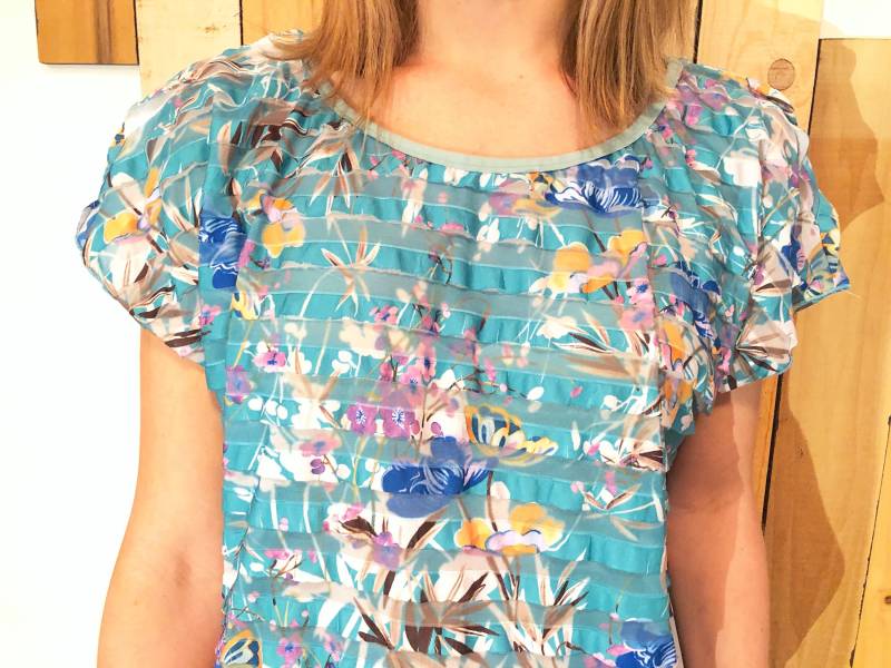 Schiere Kontrast Gestreift Hell Blau Floral Gemusterte Rüschen Capped Kurzarm Bluse Mit Soliden Rippen An Scoop Hals von HunterHunted