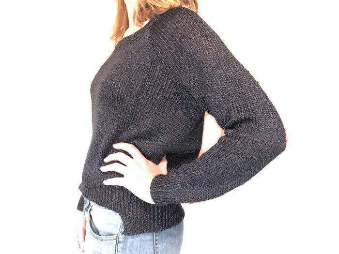 Schimmernde Schwarz Stricken Scoop-Neck Pullover Mit Leichten Hi-Lo Bei Lower Seam Slit von HunterHunted