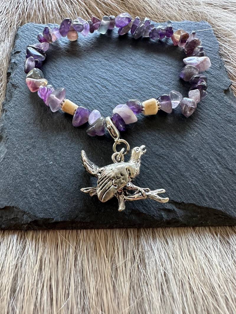 Armband Mit Rehgeweih, Lila Halbedelsteinen Und Auerhahn Armband Mit Rehgeweih, Lila Halbedelsteinen Und Auerhahn von HuntiDanti