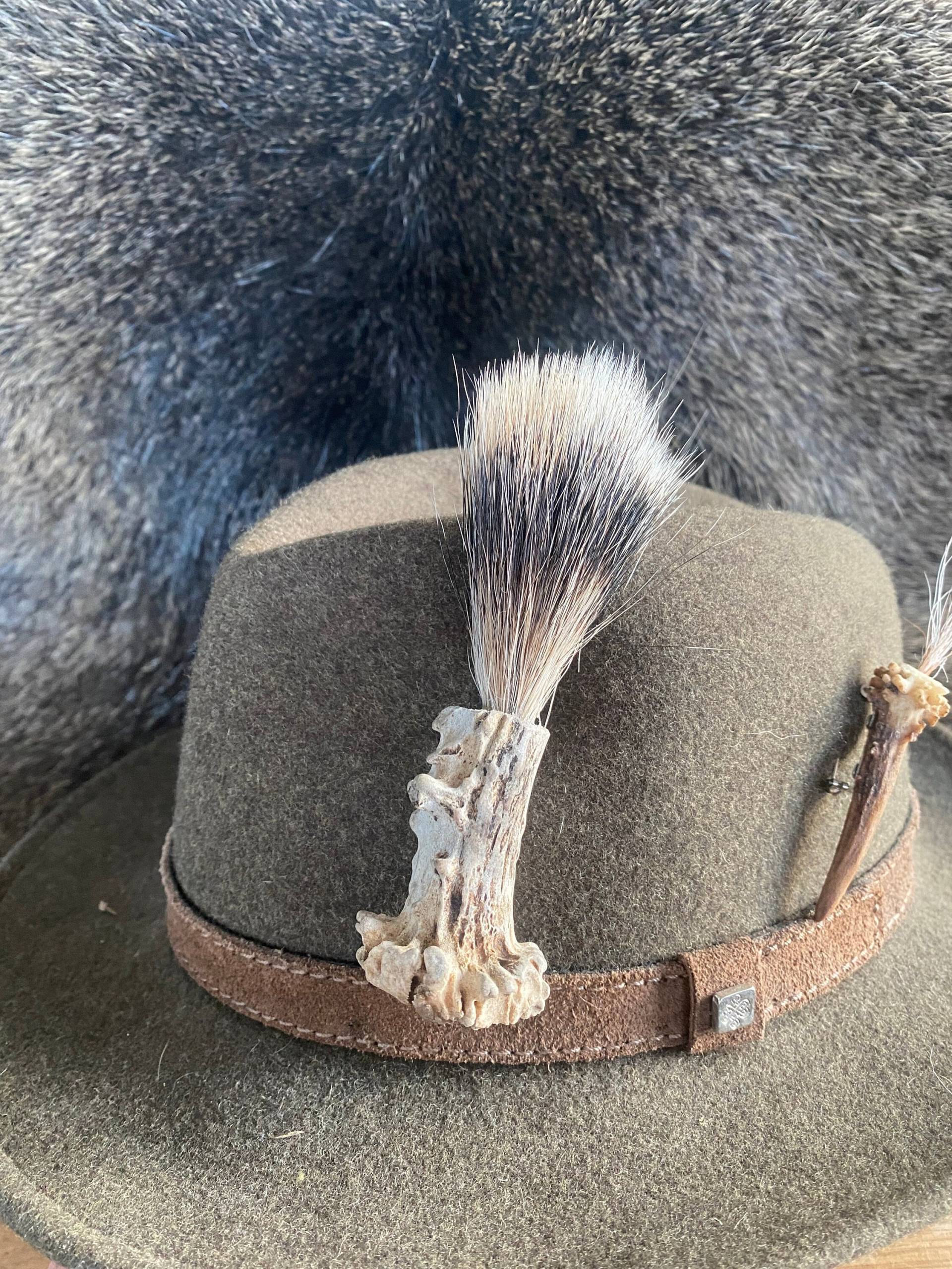 Hutnadel Dachsbart Und Rehgeweih/Reversnadel Reversanstecker Jagdschmuck Trachtenschmuck Hutnadel Dachsbart Und Rehgeweih/Reversnadel Reversanstecker Jagdschmuck Trachtenschmuck von HuntiDanti