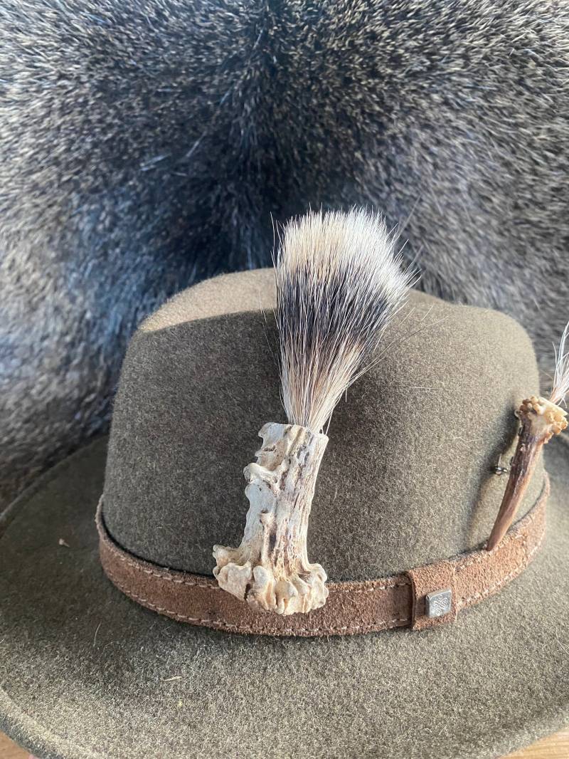 Hutnadel Dachsbart Und Rehgeweih/Reversnadel Reversanstecker Jagdschmuck Trachtenschmuck Hutnadel Dachsbart Und Rehgeweih/Reversnadel Reversanstecker Jagdschmuck Trachtenschmuck von HuntiDanti