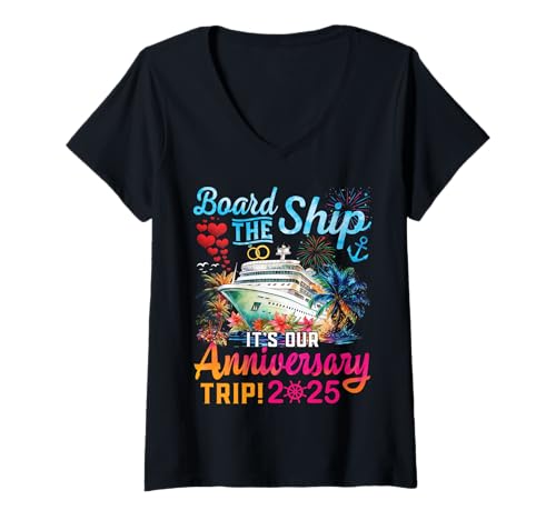Damen Steigen Sie an Bord des Schiffes ist unsere Jubiläumsreise 2025 Kreuzfahrt für Paare T-Shirt mit V-Ausschnitt von Husband Wife Anniversary Cruise Matching Outfits.
