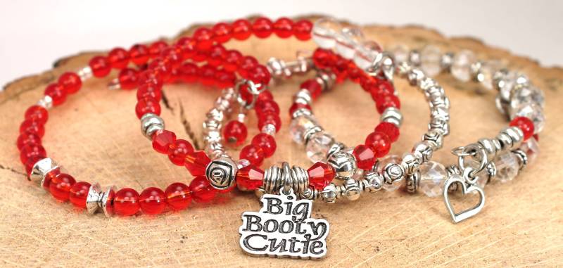 Große Beute Cutie Rot Satz Von 4 Stück Perlen Boho Armreif Armband Kollektion von HustleHardMetals
