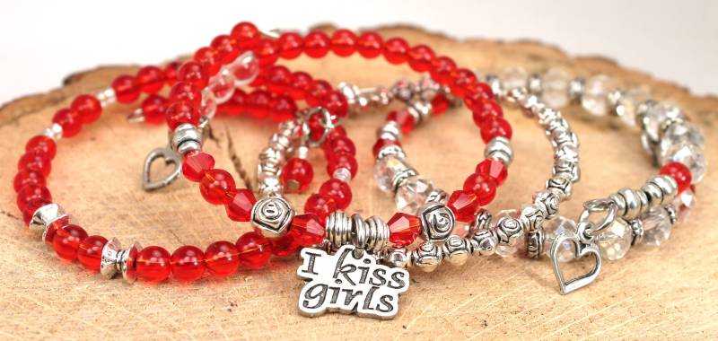 Ich Küsse Mädchen Rot Satz Von 4 Stück Perlen Boho Armreif Armband Kollektion von HustleHardMetals