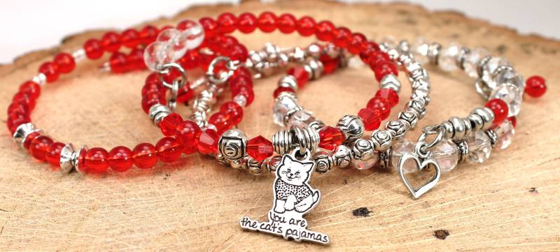 Sie Sind Die Katze Pyjamas Rot Satz Von 4 Stück Perlen Boho Armreif Armband Kollektion von HustleHardMetals