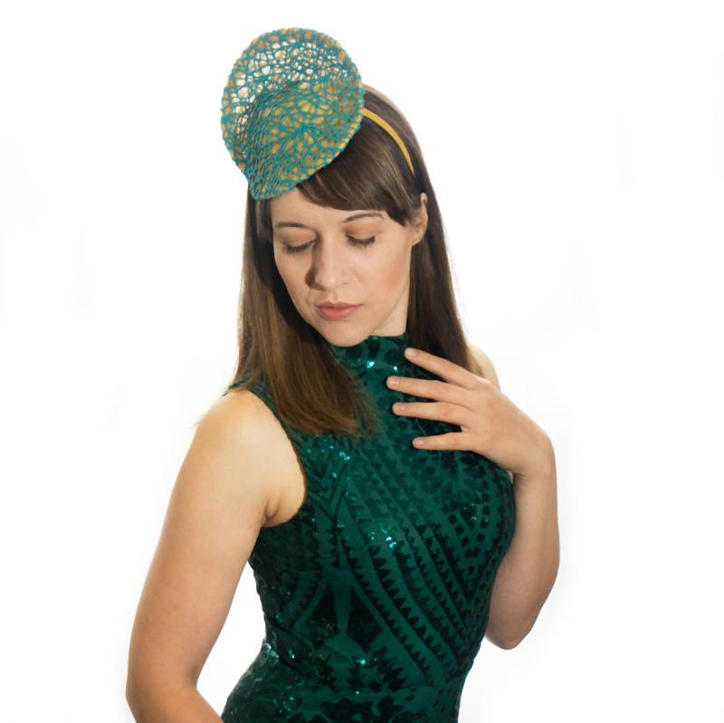 Eleganter Goldener Saucer Handgefertigt Aus Sinamay, Mit Einem Türkisem Netzstoff Auf Goldenen Haarreif von HutFreunde
