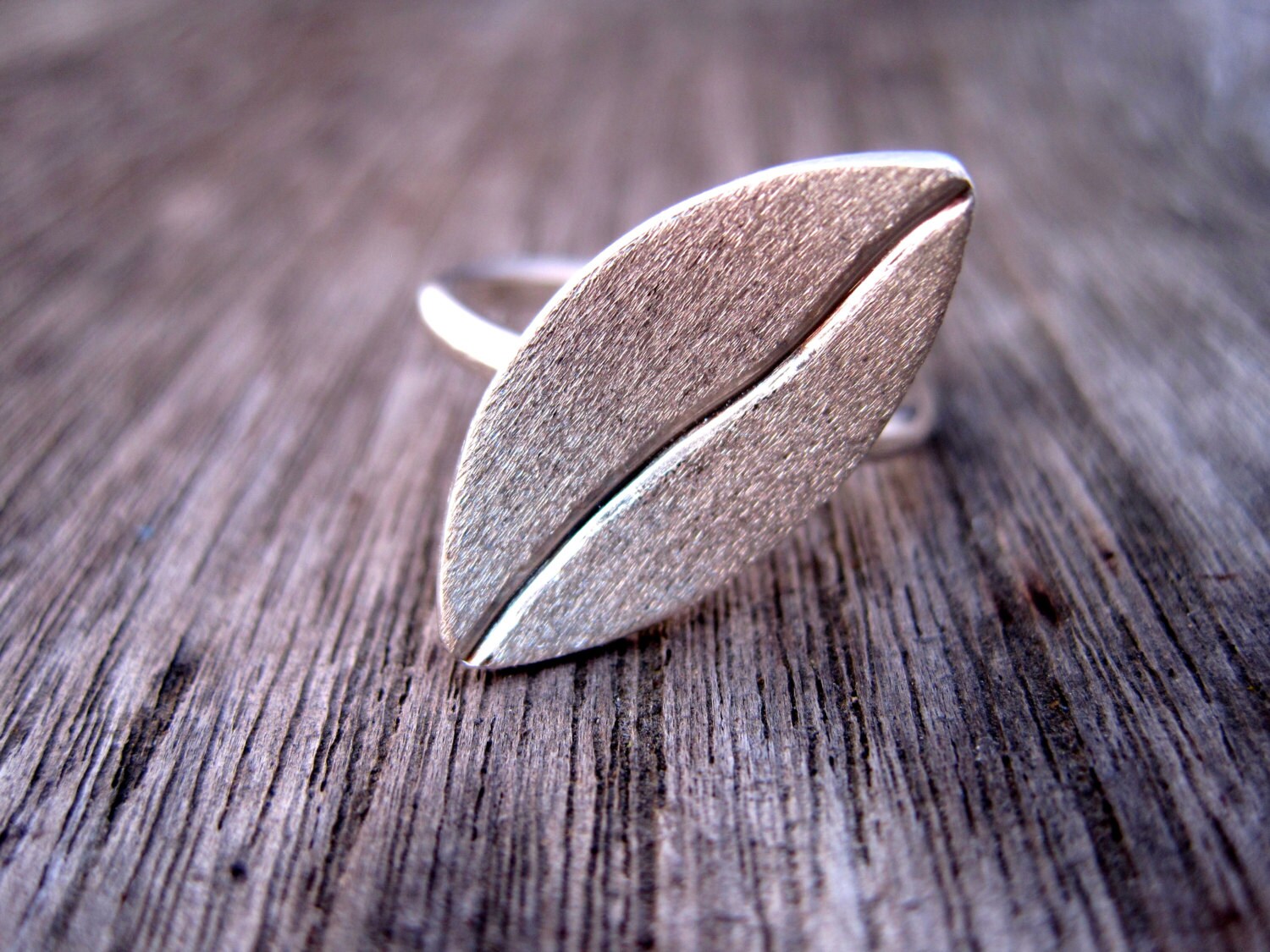 Jasmin Blatt Sterling 925Er Silber Ring Mit Gebürsteten Oberfläche Jasmin Blatt Sterling 925Er Silber Ring Mit Gebürsteten Oberfläche von HutchHandcrafted