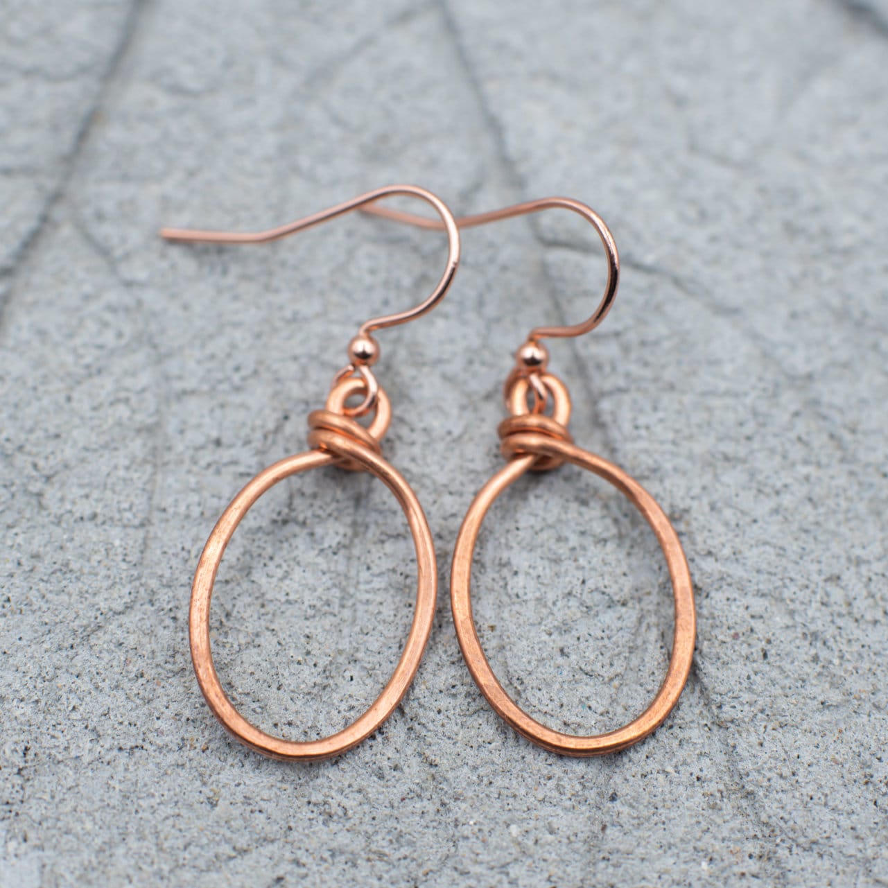 Kupfer Oval Hoop Ohrringe- Kupfer Ohrringe - Rohes Geschenk Für Sie Gehämmerte Handgefertigte Kupfer Oval Hoop Ohrringe- Kupfer Ohrringe - Rohes Geschenk Für Sie Gehämmerte Handgefertigte von HutchinsStudio