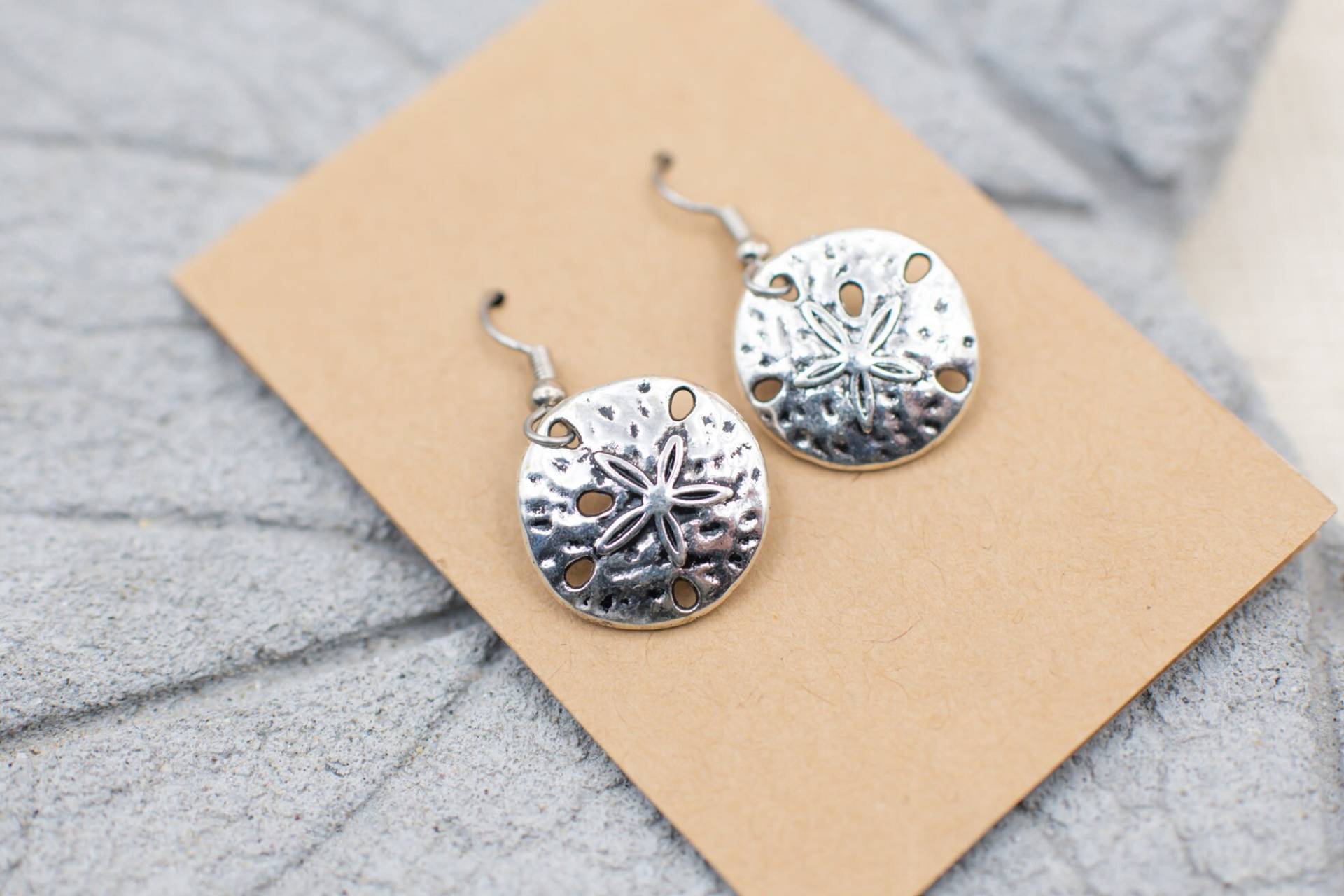Silber Sand Dollar Ohrringe - 1, 5 Zoll Hypoallergene Ohrhaken Silber Sand Dollar Ohrringe - 1, 5 Zoll Hypoallergene Ohrhaken von HutchinsStudio