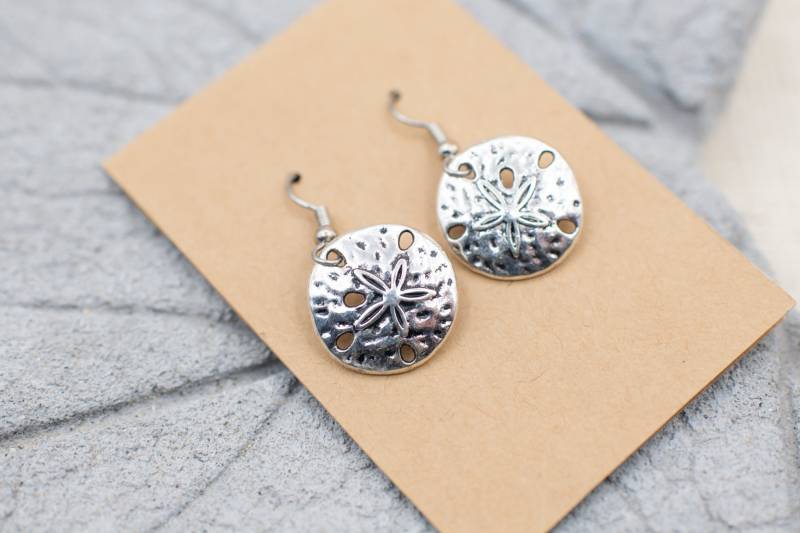 Silber Sand Dollar Ohrringe - 1, 5 Zoll Hypoallergene Ohrhaken Silber Sand Dollar Ohrringe - 1, 5 Zoll Hypoallergene Ohrhaken von HutchinsStudio