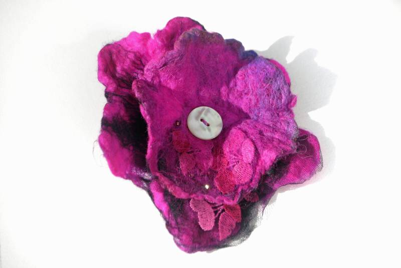 Hand Gefilzte Wolle Blume Haarspange Brosche Hot Pink Statement Accessoire von HuttieHattie