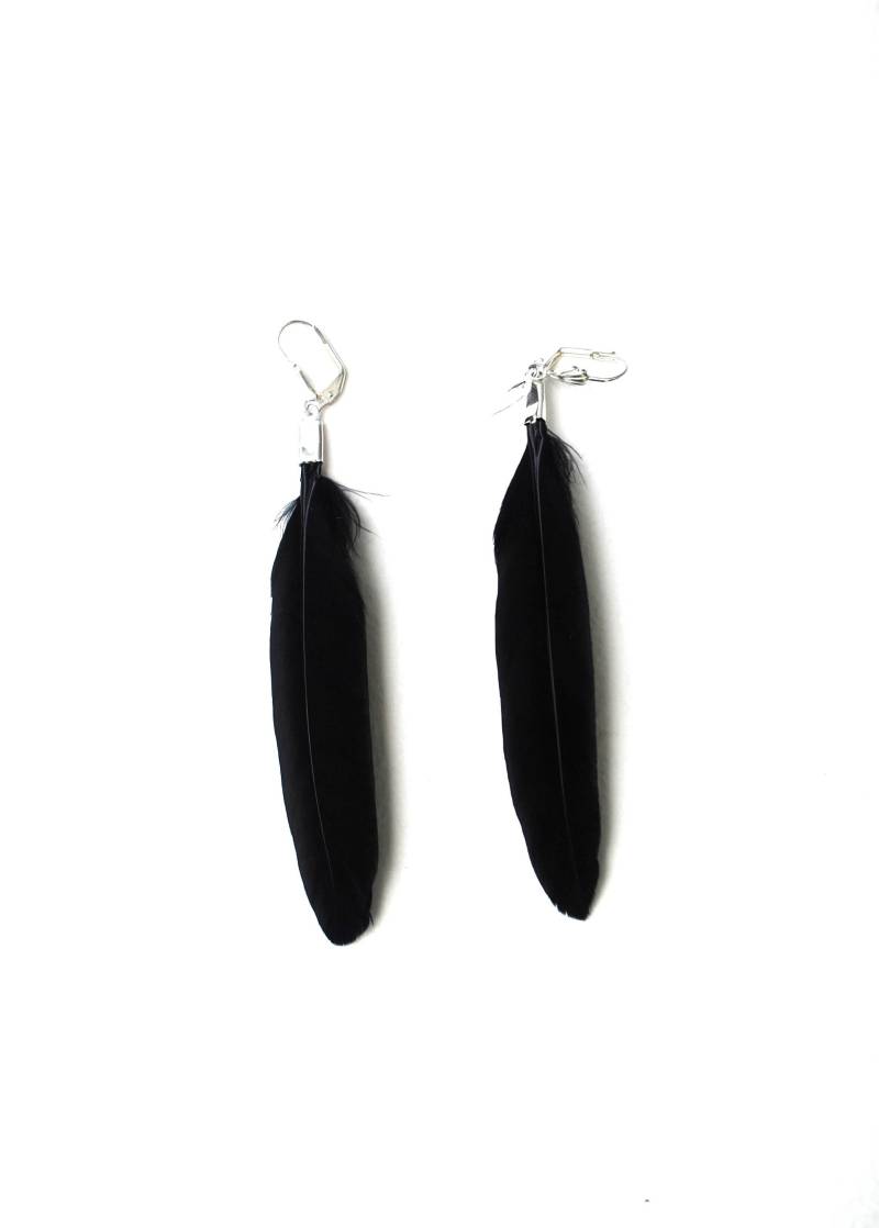 Handgefertigte Schwarze Entenfeder Ohrringe Im Boho Stil von HuttieHattie