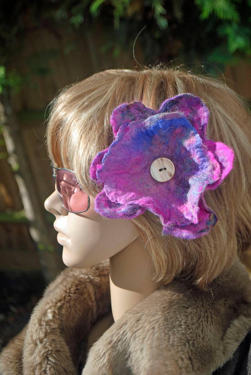 Handgefilzte Blumenbrosche Haarspange Aus Merinowolle Seidenfascinator Rosa Lila von HuttieHattie