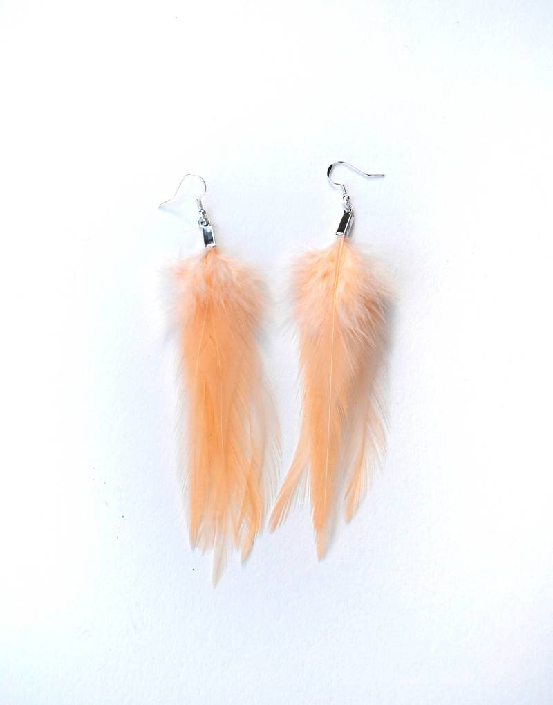 Pastell Pfirsich Ohrringe Echte Feder Weich Neutrale Farbe Echter Hahn Federn Bündel Boho Hipster Natur von HuttieHattie