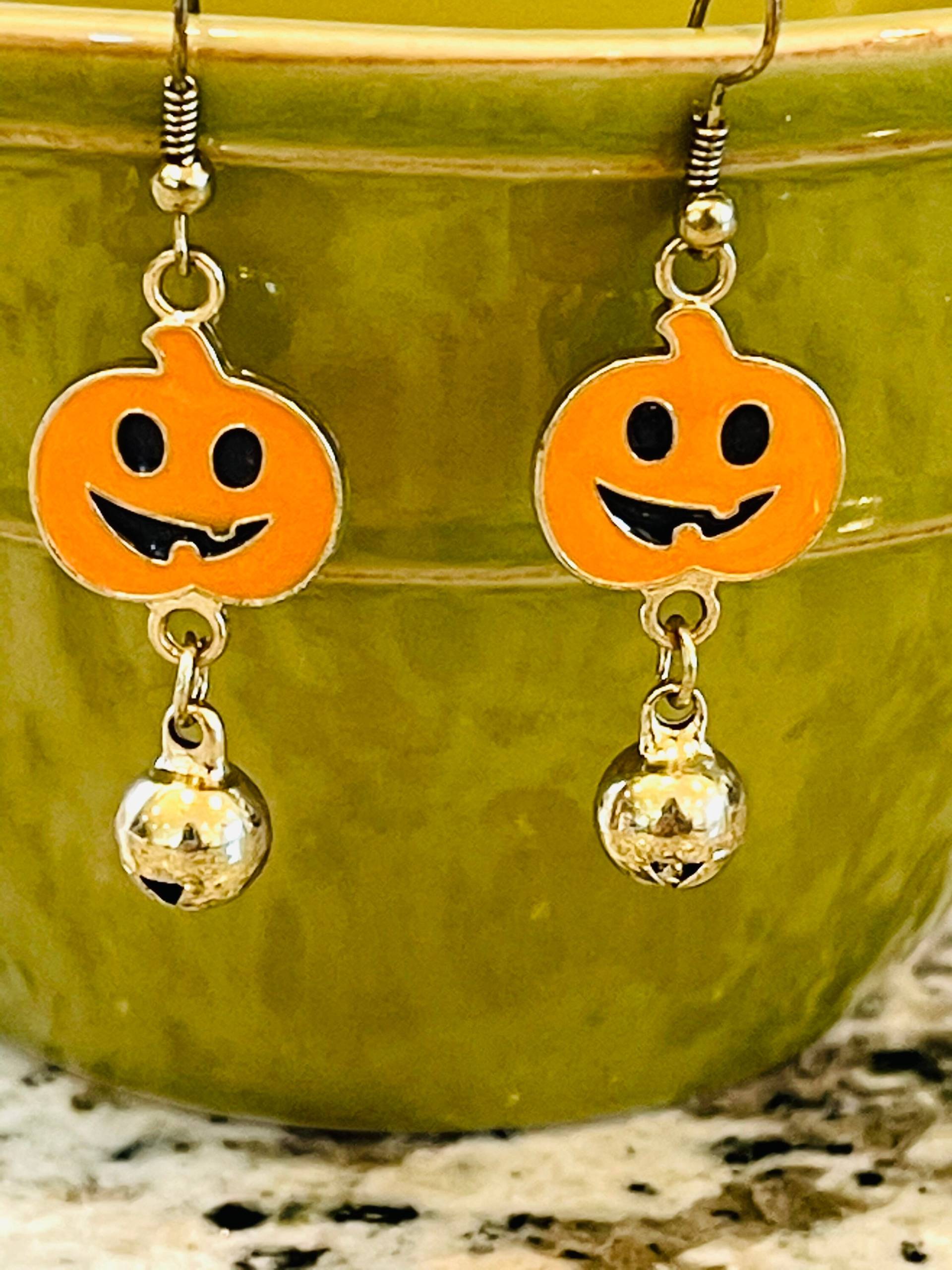 Halloween Jack O Windlicht Ohrringe Kürbis Tropfen Schwarz Orange Emaille Gold Ton Ohrdraht Für Durchbrochene Ohren von HuttsTreasuresStore