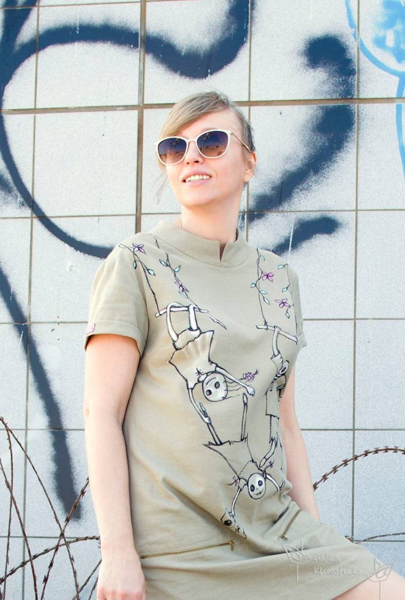 Beiges, Handbemaltes Leinenkleid. Einzigartige Handgefertigte Kleidung. Kleid Handbemalt. Leinenkleid Mit Handgemalten "Zombie-Kids" von Hutzahav