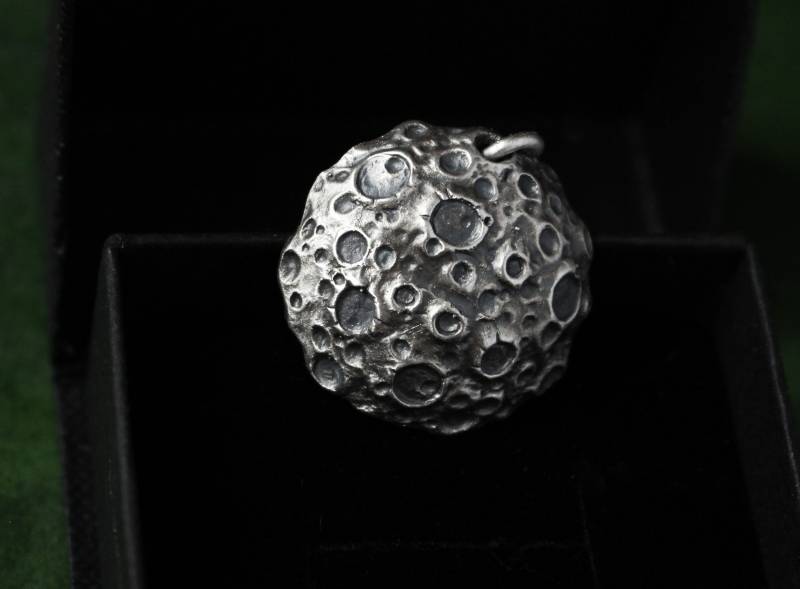 Mond Asteroid Charm, Silber Mond Asteroid Charm, Silber von Hvitolg