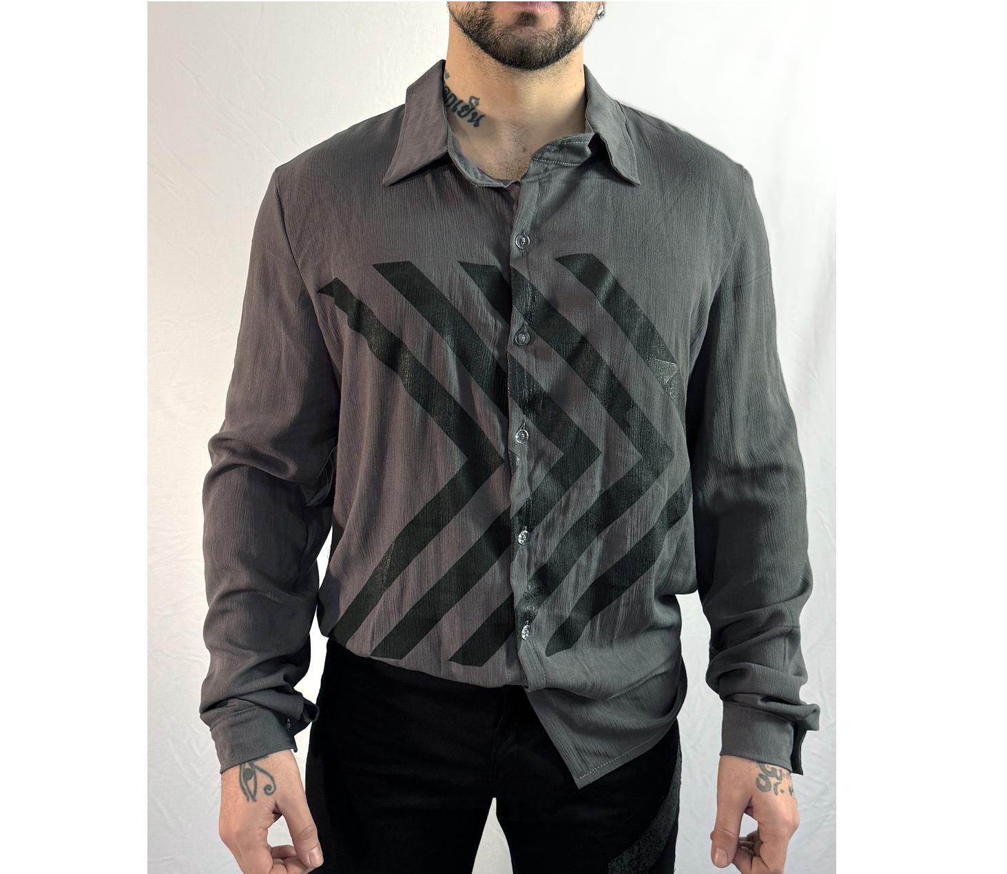 Arrow Button Down Crepe Pfeil Herrenhemd Mit Leicht Changierendem Print in Schwarz Elegant Pirat Abendkleidung Herren von HybridPunkBerlin