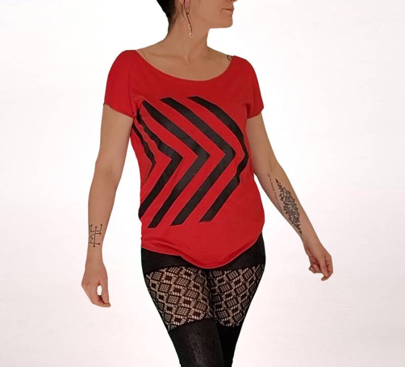 Arrow Shirt Schwarz Rot Taubenblau Gestreift Streifen Statement Cyberpunk Gothic New Age Punk Glam Rock Metal von HybridPunkBerlin