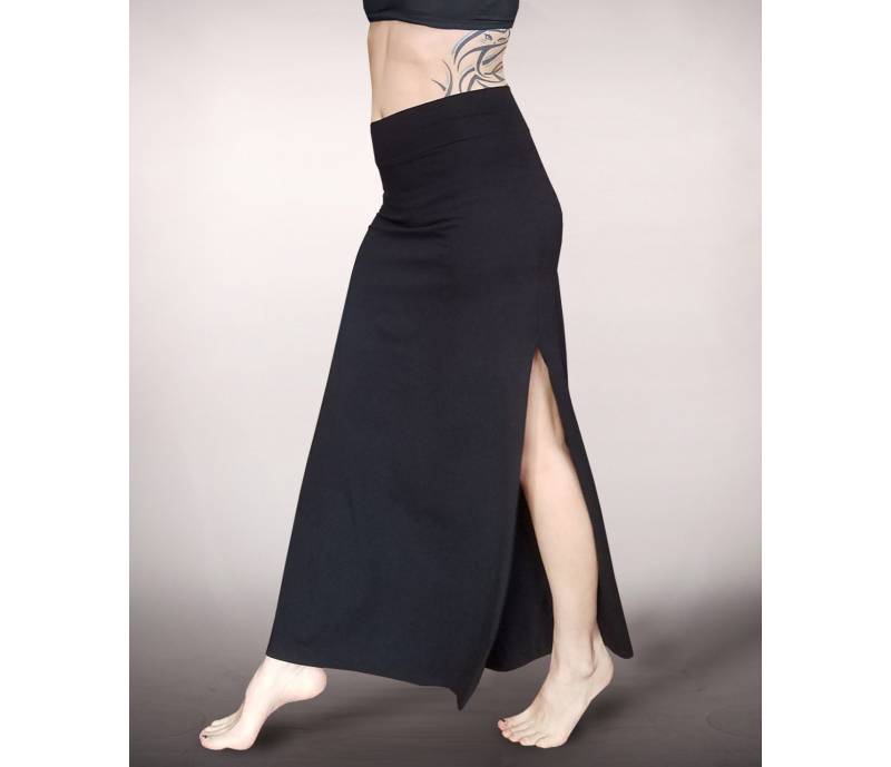 Langer Schwarzer Rock A-Form Seitlich Hoch Geschlitzt Für Beweglichkeit Baumwoll Jersey Leicht Elastisch Basic Streetwear von HybridPunkBerlin