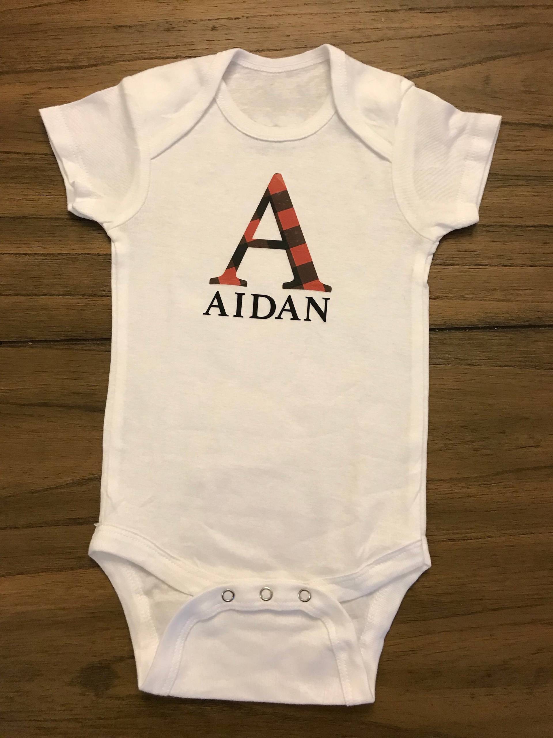 Personalisierte Buffalo Check Initial Body Personalisierte Buffalo Check Initial Body von HydeHomemade