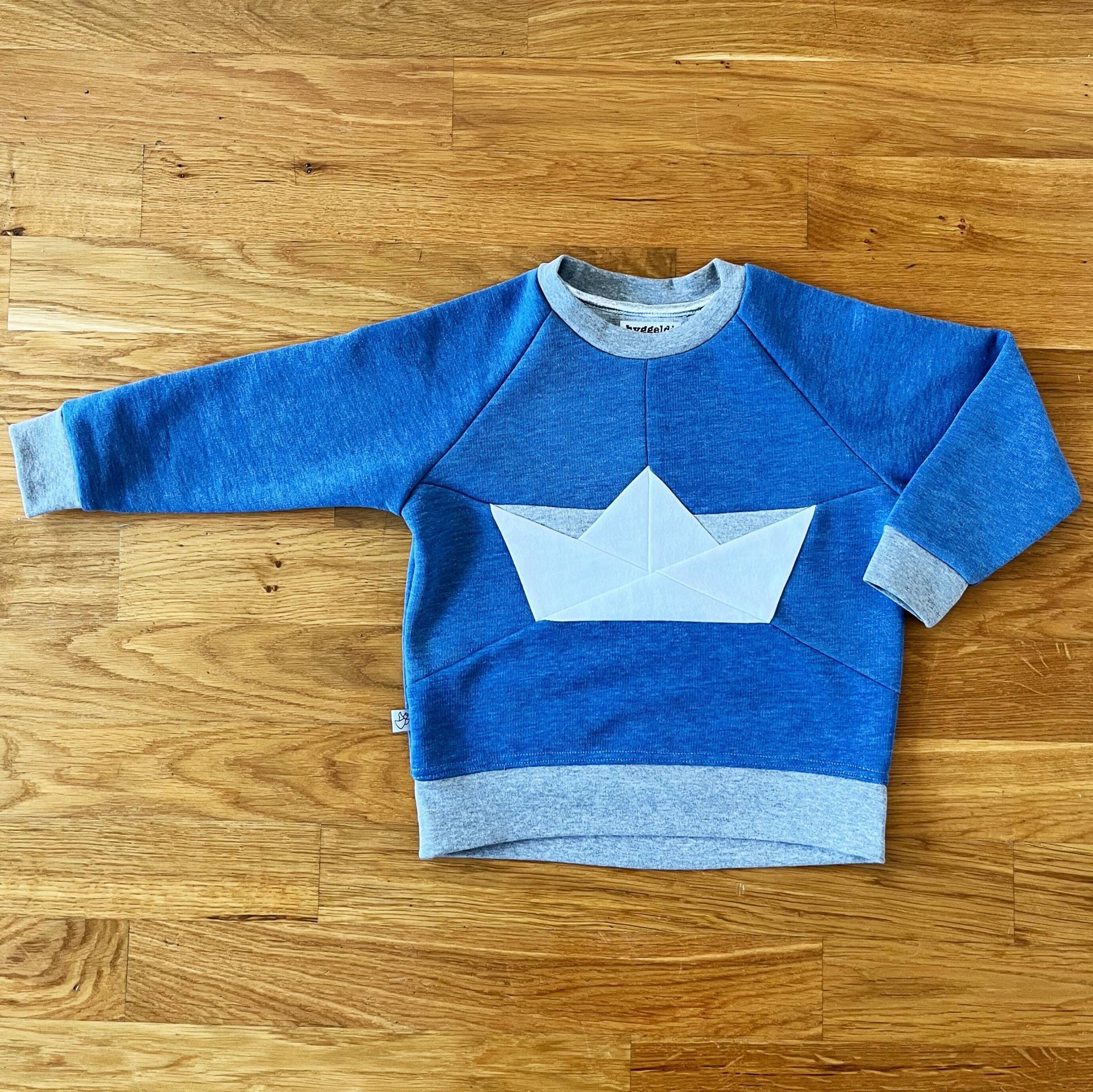 Kinderpullover Sweatshirt - Papierschiffchen Upcycled Gr. 98 Hellblau, Weiß, Grau Mit Glitzer Ahoi Kinderpullover Sweatshirt - Papierschiffchen Upcycled Gr. 98 Hellblau, Weiß, Grau Mit Glitzer Ahoi von Hyggeldi