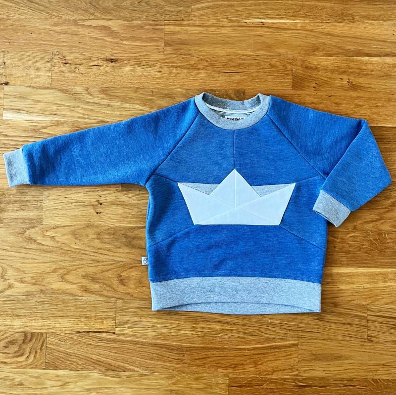 Kinderpullover Sweatshirt - Papierschiffchen Upcycled Gr. 98 Hellblau, Weiß, Grau Mit Glitzer Ahoi Kinderpullover Sweatshirt - Papierschiffchen Upcycled Gr. 98 Hellblau, Weiß, Grau Mit Glitzer Ahoi von Hyggeldi