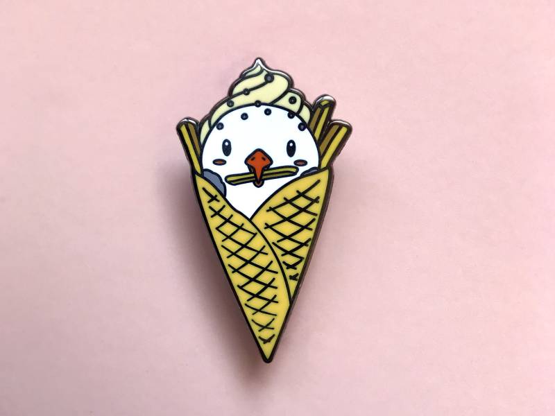 Salty Seagull Eisbecher Hard Emaille Pin | Anstecknadel Vogel Möwe Eiscreme von HyperFinch