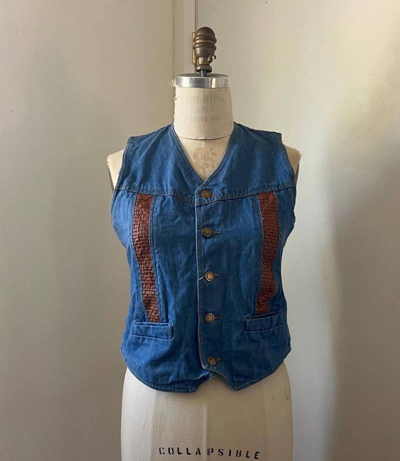 1970Er Jahre Jeansweste M L Geflochtene Lederbluse Echt 1970S Hellblau Tan 70Er Weste Ärmellos Top Jeans 4 6 8 Bauchfrei Y2K von HypnoticaVintage